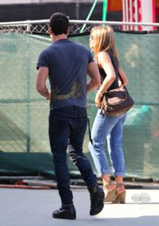 Jennifer Aniston feet photo thumbnail