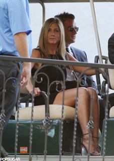 Jennifer Aniston feet photo thumbnail