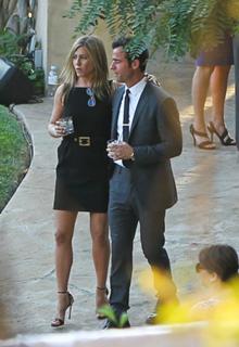 Jennifer Aniston feet photo thumbnail