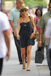 Jennifer Aniston feet photo thumbnail