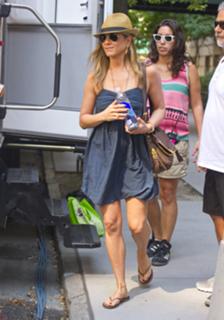 Jennifer Aniston feet photo thumbnail