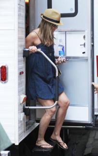 Jennifer Aniston feet photo thumbnail