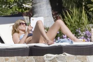 Jennifer Aniston feet photo thumbnail