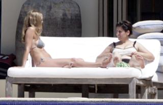 Jennifer Aniston feet photo thumbnail