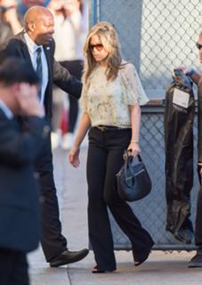 Jennifer Aniston feet photo thumbnail