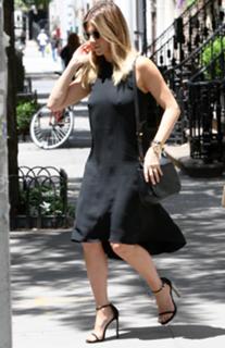 Jennifer Aniston feet photo thumbnail