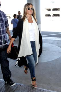 Jennifer Aniston feet photo thumbnail
