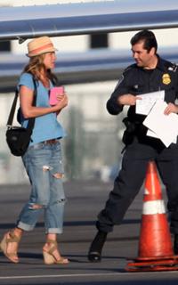 Jennifer Aniston feet photo thumbnail