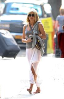 Jennifer Aniston feet photo thumbnail