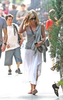 Jennifer Aniston feet photo thumbnail