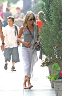 Jennifer Aniston feet photo thumbnail