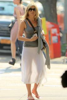 Jennifer Aniston feet photo thumbnail