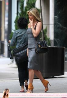 Jennifer Aniston feet photo thumbnail