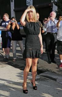 Jennifer Aniston feet photo thumbnail