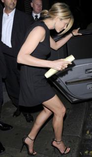 Jennifer Aniston feet photo thumbnail