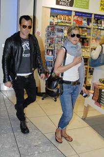 Jennifer Aniston feet photo thumbnail