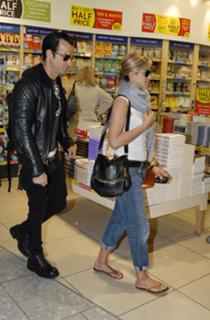 Jennifer Aniston feet photo thumbnail