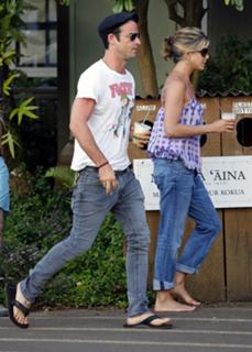 Jennifer Aniston feet photo thumbnail