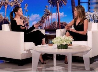Jennifer Aniston feet photo thumbnail