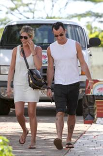 Jennifer Aniston feet photo thumbnail