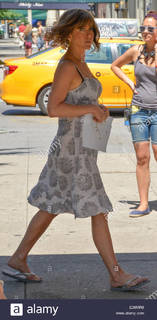 Jennifer Aniston feet photo thumbnail