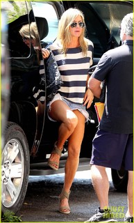 Jennifer Aniston feet photo thumbnail