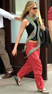 Jennifer Aniston feet photo thumbnail