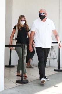 Jennifer Aniston feet photo thumbnail