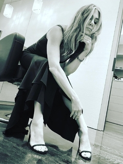 Jennifer Aniston feet photo thumbnail