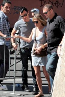 Jennifer Aniston feet photo thumbnail