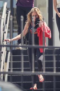 Jennifer Aniston feet photo thumbnail