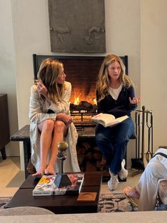 Jennifer Aniston feet photo thumbnail