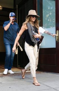 Jennifer Aniston feet photo thumbnail