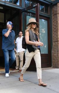 Jennifer Aniston feet photo thumbnail