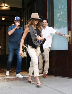 Jennifer Aniston feet photo thumbnail