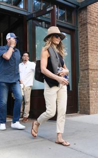 Jennifer Aniston feet photo thumbnail