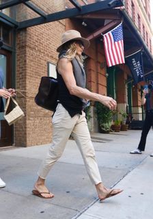 Jennifer Aniston feet photo thumbnail