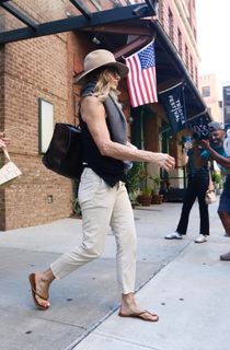 Jennifer Aniston feet photo thumbnail