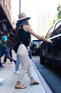 Jennifer Aniston feet photo thumbnail