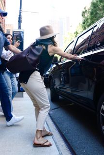 Jennifer Aniston feet photo thumbnail