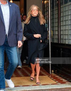 Jennifer Aniston feet photo thumbnail