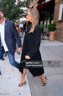 Jennifer Aniston feet photo thumbnail