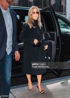 Jennifer Aniston feet photo thumbnail