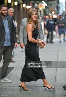 Jennifer Aniston feet photo thumbnail