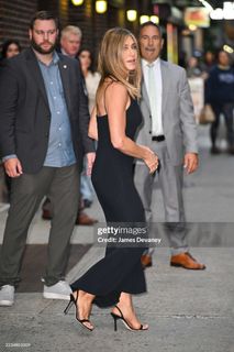 Jennifer Aniston feet photo thumbnail