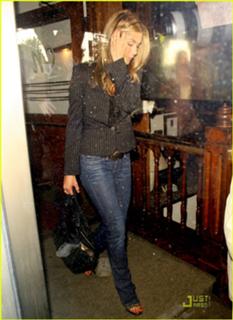 Jennifer Aniston feet photo thumbnail