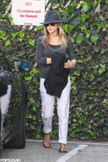 Jennifer Aniston feet photo thumbnail