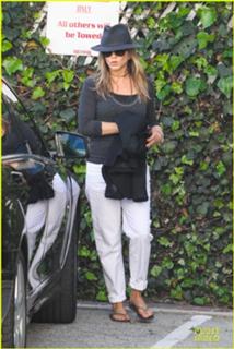 Jennifer Aniston feet photo thumbnail