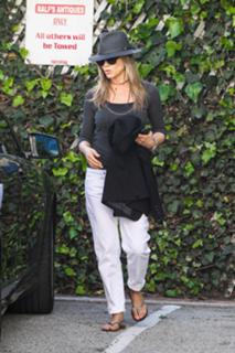 Jennifer Aniston feet photo thumbnail