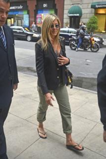 Jennifer Aniston feet photo thumbnail